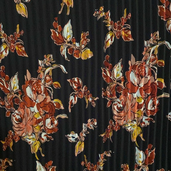 MAX STUDIO PLEATED TOP W/ROUNDED NECKLINE. SZ L. BARELY WORN! BEAUTIFUL PRINT. - Picture 3 of 6